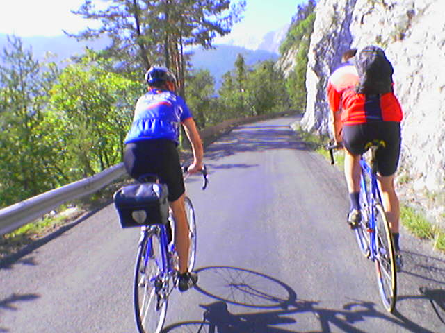 Photo - Rennrad - leichtes Gepck = Behindset: Links das
         Behindset, rechts Trinkrucksack auf dem Tagesausflug und
         Halterung des Carradice-Systems an der Sattelsttze.