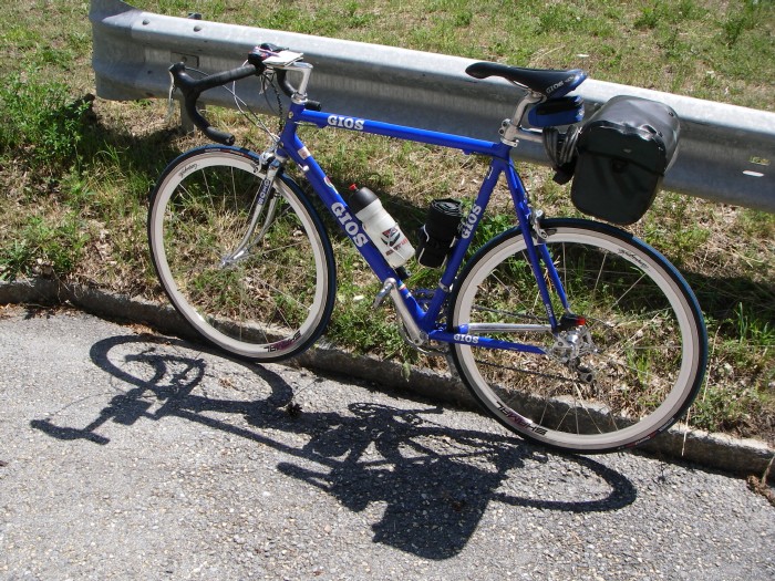 Rennrad Gepck = Behindset: Das
         Behindset mit kompletter Grand Tourismo-Aussattung:
         Fahrradtransporttasche im 2. Flaschenhalter, Licht,
         Satteltasche und Spiralschlo.